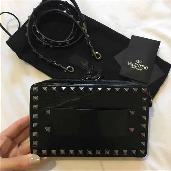 spek Belichamen verlamming Valentino | Bags | Valentino Rockstud Noir Guitar Crossbody | Poshmark